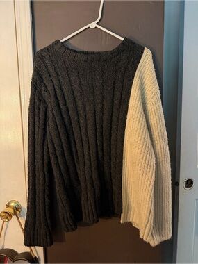 Women's Two-Tone Crewneck Sweater - Black & Cream